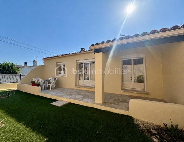 Votre mandataire immobilier, Lise Da Silva, vous propose, à la vente une maison de plain-pied idéalement située au cœur du village. Offrant un cadre de vie pratique et agréable. Elle se compose d'une entrée, d'une pièce à vivre avec cuisine neuve aménagée/équipée, de deux chambres, d’une buanderie et d’une salle d’eau. Vous profiterez également d’une possibilité de stationnement pour un véhicule sur la parcelle.
Maison entièrement rénovée : menuiseries, plomberie, revêtement, électricité, portail motorisé et revêtement de façade en cours de ravalement. 
Une maison entièrement rénovée, fonctionnelle et chaleureuse, parfaite pour une résidence principale ou un pied-à-terre.