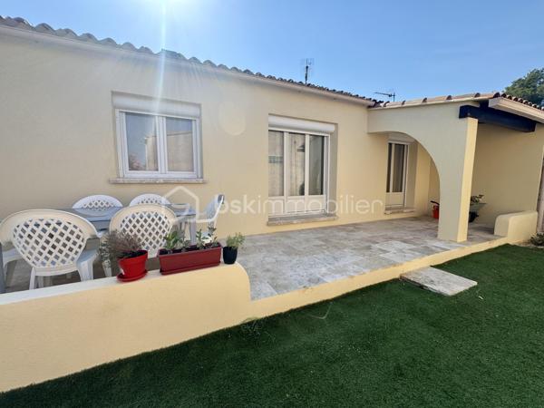 Votre mandataire immobilier, Lise Da Silva, vous propose, à la vente une maison de plain-pied idéalement située au cœur du village. Offrant un cadre de vie pratique et agréable. Elle se compose d'une entrée, d'une pièce à vivre avec cuisine neuve aménagée/équipée, de deux chambres, d’une buanderie et d’une salle d’eau. Vous profiterez également d’une possibilité de stationnement pour un véhicule sur la parcelle.
Maison entièrement rénovée : menuiseries, plomberie, revêtement, électricité, portail motorisé et revêtement de façade en cours de ravalement. 
Une maison entièrement rénovée, fonctionnelle et chaleureuse, parfaite pour une résidence principale ou un pied-à-terre.