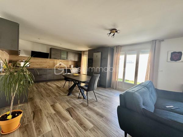Votre mandataire immobilier, Lise Da Silva, vous propose, à la vente une maison de plain-pied idéalement située au cœur du village. Offrant un cadre de vie pratique et agréable. Elle se compose d'une entrée, d'une pièce à vivre avec cuisine neuve aménagée/équipée, de deux chambres, d’une buanderie et d’une salle d’eau. Vous profiterez également d’une possibilité de stationnement pour un véhicule sur la parcelle.
Maison entièrement rénovée : menuiseries, plomberie, revêtement, électricité, portail motorisé et revêtement de façade en cours de ravalement. 
Une maison entièrement rénovée, fonctionnelle et chaleureuse, parfaite pour une résidence principale ou un pied-à-terre.