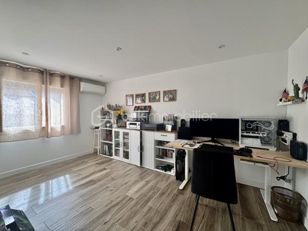 Votre mandataire immobilier, Lise Da Silva, vous propose, à la vente une maison de plain-pied idéalement située au cœur du village. Offrant un cadre de vie pratique et agréable. Elle se compose d'une entrée, d'une pièce à vivre avec cuisine neuve aménagée/équipée, de deux chambres, d’une buanderie et d’une salle d’eau. Vous profiterez également d’une possibilité de stationnement pour un véhicule sur la parcelle.
Maison entièrement rénovée : menuiseries, plomberie, revêtement, électricité, portail motorisé et revêtement de façade en cours de ravalement. 
Une maison entièrement rénovée, fonctionnelle et chaleureuse, parfaite pour une résidence principale ou un pied-à-terre.