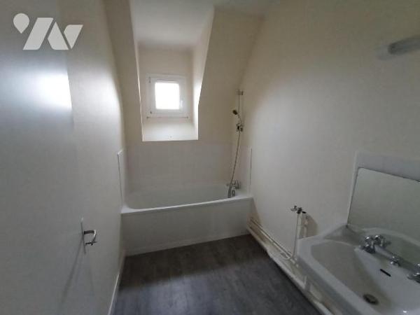 Centre-ville de CONDE - Investissement locatif. 
Immeuble en monopropriété, libre de toute loc...