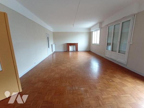 Centre-ville de CONDE - Investissement locatif. 
Immeuble en monopropriété, libre de toute loc...