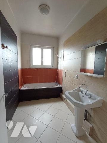 Centre-ville de CONDE - Investissement locatif. 
Immeuble en monopropriété, libre de toute loc...