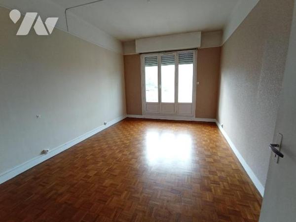 Centre-ville de CONDE - Investissement locatif. 
Immeuble en monopropriété, libre de toute loc...