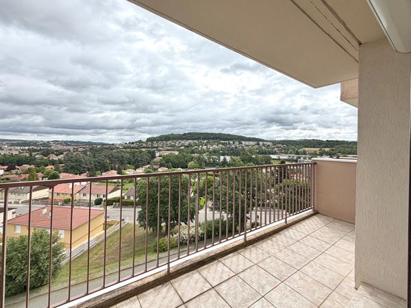 Dernier étage T3 lumineux avec grand balcon, garage et 2 parkings