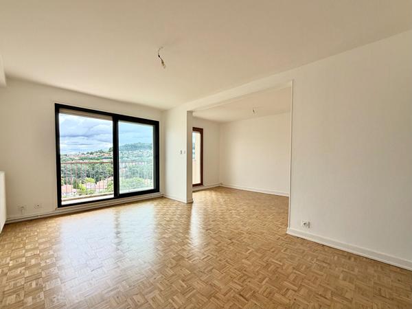 Dernier étage T3 lumineux avec grand balcon, garage et 2 parkings