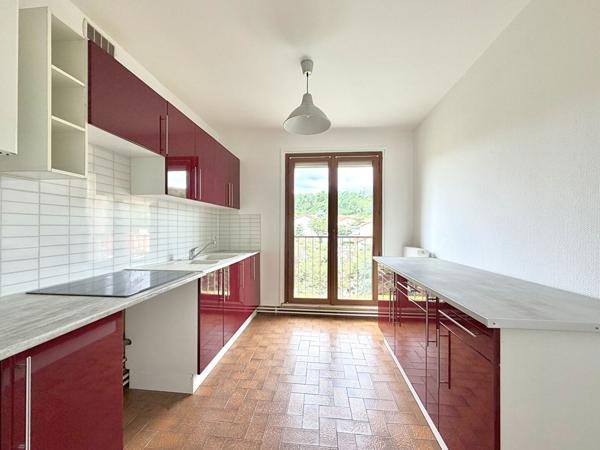 Dernier étage T3 lumineux avec grand balcon, garage et 2 parkings