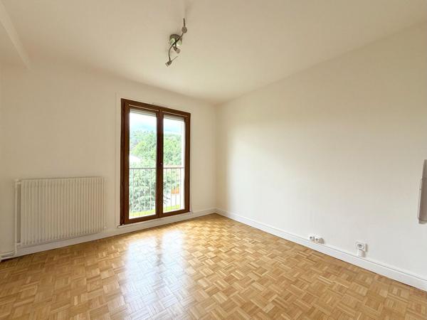 Dernier étage T3 lumineux avec grand balcon, garage et 2 parkings