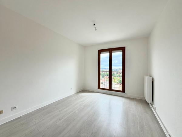 Dernier étage T3 lumineux avec grand balcon, garage et 2 parkings