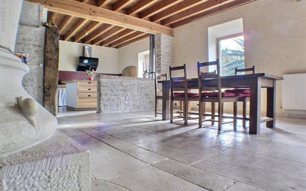 Maison à vendre    4 pièces •  Montceau-et-Écharnant