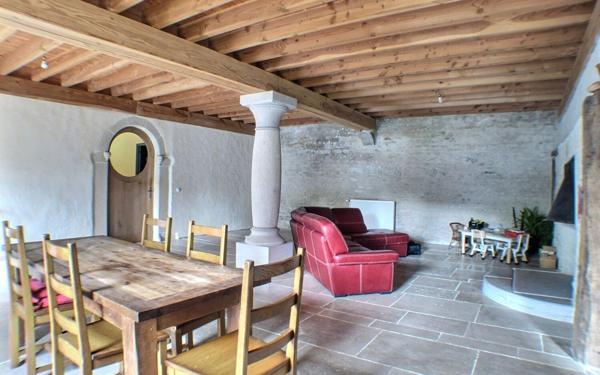 Maison à vendre    4 pièces •  Montceau-et-Écharnant