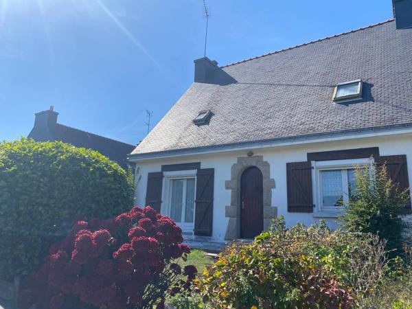 Maison entre bourg et mer à rénover Ploemeur sous offre
