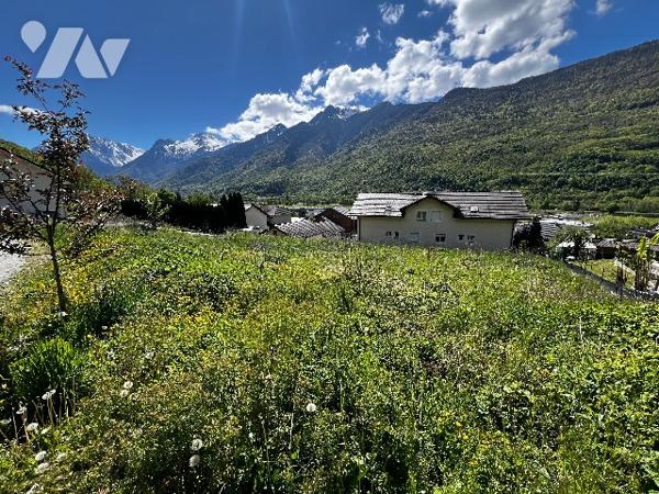 Terrain constructible plat viabilisé exposé plein sud de 890m².