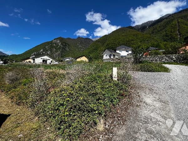 Terrain constructible plat viabilisé exposé plein sud de 890m².