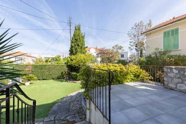 Maison
         4 pièces
        - 179 m² Bien prestige 745 000 € *
