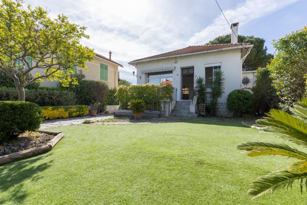 Maison
         4 pièces
        - 179 m² Bien prestige 745 000 € *