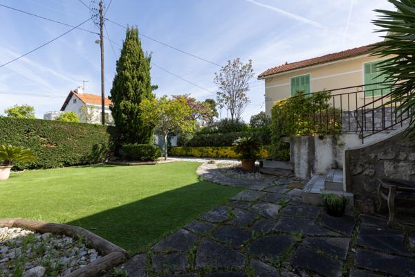 Maison
         4 pièces
        - 179 m² Bien prestige 745 000 € *