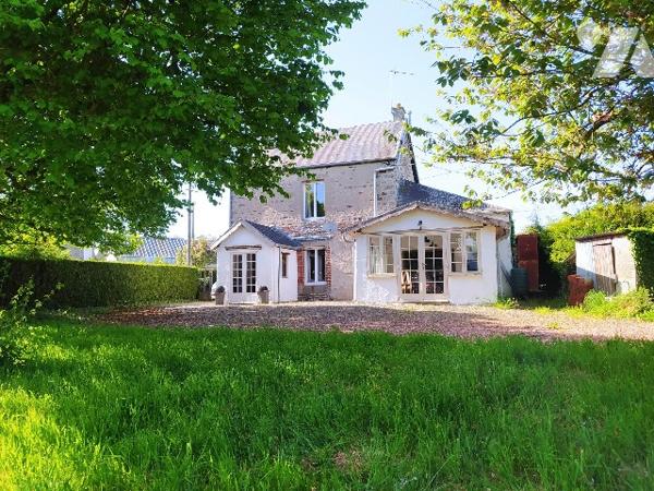 A vendre à TINCHEBRAY, une maison d'habitation et une dépendance en cours de rénovation :