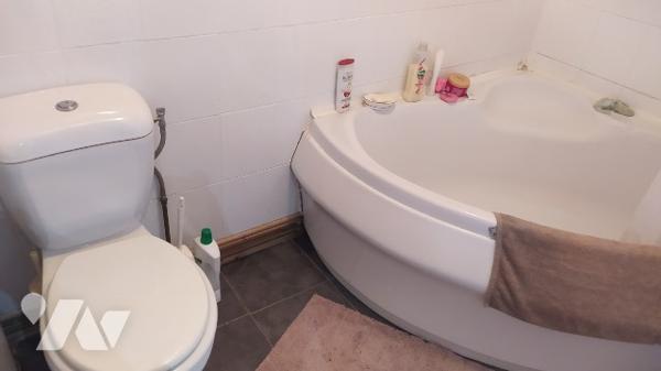 A vendre à TINCHEBRAY, une maison d'habitation et une dépendance en cours de rénovation :