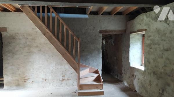 A vendre à TINCHEBRAY, une maison d'habitation et une dépendance en cours de rénovation :