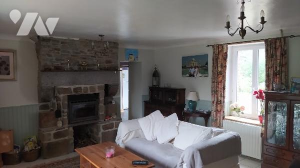 A vendre à TINCHEBRAY, une maison d'habitation et une dépendance en cours de rénovation :