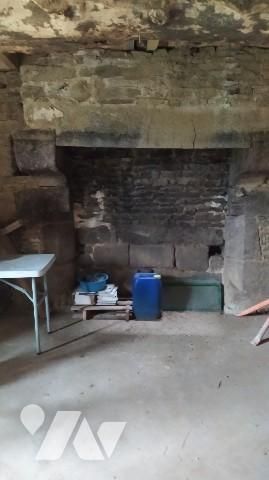 A vendre à TINCHEBRAY, une maison d'habitation et une dépendance en cours de rénovation :