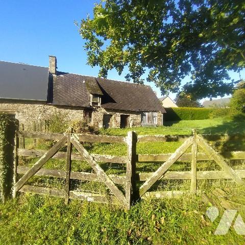 A vendre à TINCHEBRAY, une maison d'habitation et une dépendance en cours de rénovation :