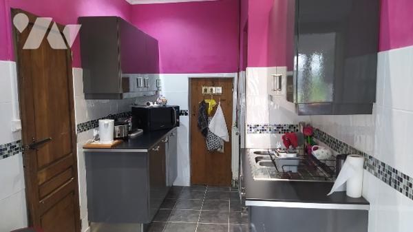 A vendre à TINCHEBRAY, une maison d'habitation et une dépendance en cours de rénovation :