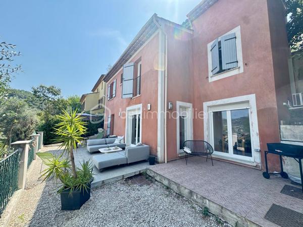 Au calme dans le lotissement résidentiel du Collet, particulièrement soigné et très bien entretenu, découvrez cette villa implantée sur un terrain de 279 m², offrant plus de 106 m² d’espaces intérieurs 
La villa est immédiatement habitable et a bénéficié de plusieurs améliorations récentes : sols refaits, peintures reprises et installation de deux climatisations réversibles, utilisées également pour le chauffage.

Son environnement résidentiel permet de profiter du calme tout en restant particulièrement bien connecté, avec un accès rapide à l’autoroute A8, aussi bien en direction de Nice que de Monaco.

Le véritable cœur de la villa est sa superbe pièce de vie avec cuisine équipée ouverte de plus de 45 m². Spacieuse et conviviale, elle s’ouvre directement sur environ 34 m² de terrasses, offrant une très belle vue dégagée sur les collines environnantes et prolongeant naturellement les espaces de vie vers l’extérieur. Un WC complète ce niveau.
L’espace nuit accueille 3 chambres avec placards, une salle de bains, une salle d’eau ainsi qu’un second WC indépendant. Une grande buanderie de 10,65 m², particulièrement pratique au quotidien, apporte un véritable espace supplémentaire de rangement.


Côté stationnement, autre atout majeur : un garage triple de 36,70 m², permettant d’accueillir jusqu’à trois véhicules.

Les points forts:
-Villa individuelle non mitoyenne
-Terrain de 279 m²
-Plus de 106 m² d’espaces intérieurs.
-96 m² mesurés
-Pièce de vie avec cuisine ouverte de 45 m²
-Environ 34 m² de terrasses
-Vue très dégagée sur les collines
-3 chambres
-Salle de bains + salle d’eau
-2 WC indépendants
-Buanderie de 10,65 m²
-Garage triple de 36,70 m²
-2 climatisations réversibles
-Double vitrage
-DPE C – GES A

Accès rapide à l’A8 – Nice / Monaco

Taxe foncière : environ 2 194 € / an