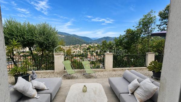 Au calme dans le lotissement résidentiel du Collet, particulièrement soigné et très bien entretenu, découvrez cette villa implantée sur un terrain de 279 m², offrant plus de 106 m² d’espaces intérieurs 
La villa est immédiatement habitable et a bénéficié de plusieurs améliorations récentes : sols refaits, peintures reprises et installation de deux climatisations réversibles, utilisées également pour le chauffage.

Son environnement résidentiel permet de profiter du calme tout en restant particulièrement bien connecté, avec un accès rapide à l’autoroute A8, aussi bien en direction de Nice que de Monaco.

Le véritable cœur de la villa est sa superbe pièce de vie avec cuisine équipée ouverte de plus de 45 m². Spacieuse et conviviale, elle s’ouvre directement sur environ 34 m² de terrasses, offrant une très belle vue dégagée sur les collines environnantes et prolongeant naturellement les espaces de vie vers l’extérieur. Un WC complète ce niveau.
L’espace nuit accueille 3 chambres avec placards, une salle de bains, une salle d’eau ainsi qu’un second WC indépendant. Une grande buanderie de 10,65 m², particulièrement pratique au quotidien, apporte un véritable espace supplémentaire de rangement.


Côté stationnement, autre atout majeur : un garage triple de 36,70 m², permettant d’accueillir jusqu’à trois véhicules.

Les points forts:
-Villa individuelle non mitoyenne
-Terrain de 279 m²
-Plus de 106 m² d’espaces intérieurs.
-96 m² mesurés
-Pièce de vie avec cuisine ouverte de 45 m²
-Environ 34 m² de terrasses
-Vue très dégagée sur les collines
-3 chambres
-Salle de bains + salle d’eau
-2 WC indépendants
-Buanderie de 10,65 m²
-Garage triple de 36,70 m²
-2 climatisations réversibles
-Double vitrage
-DPE C – GES A

Accès rapide à l’A8 – Nice / Monaco

Taxe foncière : environ 2 194 € / an