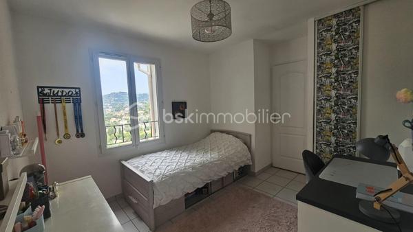 Au calme dans le lotissement résidentiel du Collet, particulièrement soigné et très bien entretenu, découvrez cette villa implantée sur un terrain de 279 m², offrant plus de 106 m² d’espaces intérieurs 
La villa est immédiatement habitable et a bénéficié de plusieurs améliorations récentes : sols refaits, peintures reprises et installation de deux climatisations réversibles, utilisées également pour le chauffage.

Son environnement résidentiel permet de profiter du calme tout en restant particulièrement bien connecté, avec un accès rapide à l’autoroute A8, aussi bien en direction de Nice que de Monaco.

Le véritable cœur de la villa est sa superbe pièce de vie avec cuisine équipée ouverte de plus de 45 m². Spacieuse et conviviale, elle s’ouvre directement sur environ 34 m² de terrasses, offrant une très belle vue dégagée sur les collines environnantes et prolongeant naturellement les espaces de vie vers l’extérieur. Un WC complète ce niveau.
L’espace nuit accueille 3 chambres avec placards, une salle de bains, une salle d’eau ainsi qu’un second WC indépendant. Une grande buanderie de 10,65 m², particulièrement pratique au quotidien, apporte un véritable espace supplémentaire de rangement.


Côté stationnement, autre atout majeur : un garage triple de 36,70 m², permettant d’accueillir jusqu’à trois véhicules.

Les points forts:
-Villa individuelle non mitoyenne
-Terrain de 279 m²
-Plus de 106 m² d’espaces intérieurs.
-96 m² mesurés
-Pièce de vie avec cuisine ouverte de 45 m²
-Environ 34 m² de terrasses
-Vue très dégagée sur les collines
-3 chambres
-Salle de bains + salle d’eau
-2 WC indépendants
-Buanderie de 10,65 m²
-Garage triple de 36,70 m²
-2 climatisations réversibles
-Double vitrage
-DPE C – GES A

Accès rapide à l’A8 – Nice / Monaco

Taxe foncière : environ 2 194 € / an