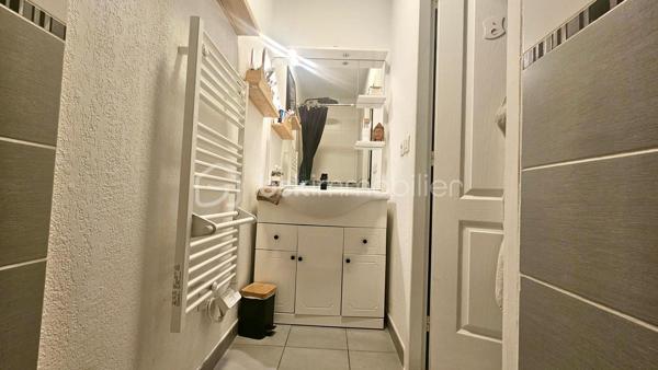 Au calme dans le lotissement résidentiel du Collet, particulièrement soigné et très bien entretenu, découvrez cette villa implantée sur un terrain de 279 m², offrant plus de 106 m² d’espaces intérieurs 
La villa est immédiatement habitable et a bénéficié de plusieurs améliorations récentes : sols refaits, peintures reprises et installation de deux climatisations réversibles, utilisées également pour le chauffage.

Son environnement résidentiel permet de profiter du calme tout en restant particulièrement bien connecté, avec un accès rapide à l’autoroute A8, aussi bien en direction de Nice que de Monaco.

Le véritable cœur de la villa est sa superbe pièce de vie avec cuisine équipée ouverte de plus de 45 m². Spacieuse et conviviale, elle s’ouvre directement sur environ 34 m² de terrasses, offrant une très belle vue dégagée sur les collines environnantes et prolongeant naturellement les espaces de vie vers l’extérieur. Un WC complète ce niveau.
L’espace nuit accueille 3 chambres avec placards, une salle de bains, une salle d’eau ainsi qu’un second WC indépendant. Une grande buanderie de 10,65 m², particulièrement pratique au quotidien, apporte un véritable espace supplémentaire de rangement.


Côté stationnement, autre atout majeur : un garage triple de 36,70 m², permettant d’accueillir jusqu’à trois véhicules.

Les points forts:
-Villa individuelle non mitoyenne
-Terrain de 279 m²
-Plus de 106 m² d’espaces intérieurs.
-96 m² mesurés
-Pièce de vie avec cuisine ouverte de 45 m²
-Environ 34 m² de terrasses
-Vue très dégagée sur les collines
-3 chambres
-Salle de bains + salle d’eau
-2 WC indépendants
-Buanderie de 10,65 m²
-Garage triple de 36,70 m²
-2 climatisations réversibles
-Double vitrage
-DPE C – GES A

Accès rapide à l’A8 – Nice / Monaco

Taxe foncière : environ 2 194 € / an