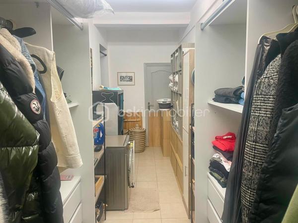 Au calme dans le lotissement résidentiel du Collet, particulièrement soigné et très bien entretenu, découvrez cette villa implantée sur un terrain de 279 m², offrant plus de 106 m² d’espaces intérieurs 
La villa est immédiatement habitable et a bénéficié de plusieurs améliorations récentes : sols refaits, peintures reprises et installation de deux climatisations réversibles, utilisées également pour le chauffage.

Son environnement résidentiel permet de profiter du calme tout en restant particulièrement bien connecté, avec un accès rapide à l’autoroute A8, aussi bien en direction de Nice que de Monaco.

Le véritable cœur de la villa est sa superbe pièce de vie avec cuisine équipée ouverte de plus de 45 m². Spacieuse et conviviale, elle s’ouvre directement sur environ 34 m² de terrasses, offrant une très belle vue dégagée sur les collines environnantes et prolongeant naturellement les espaces de vie vers l’extérieur. Un WC complète ce niveau.
L’espace nuit accueille 3 chambres avec placards, une salle de bains, une salle d’eau ainsi qu’un second WC indépendant. Une grande buanderie de 10,65 m², particulièrement pratique au quotidien, apporte un véritable espace supplémentaire de rangement.


Côté stationnement, autre atout majeur : un garage triple de 36,70 m², permettant d’accueillir jusqu’à trois véhicules.

Les points forts:
-Villa individuelle non mitoyenne
-Terrain de 279 m²
-Plus de 106 m² d’espaces intérieurs.
-96 m² mesurés
-Pièce de vie avec cuisine ouverte de 45 m²
-Environ 34 m² de terrasses
-Vue très dégagée sur les collines
-3 chambres
-Salle de bains + salle d’eau
-2 WC indépendants
-Buanderie de 10,65 m²
-Garage triple de 36,70 m²
-2 climatisations réversibles
-Double vitrage
-DPE C – GES A

Accès rapide à l’A8 – Nice / Monaco

Taxe foncière : environ 2 194 € / an