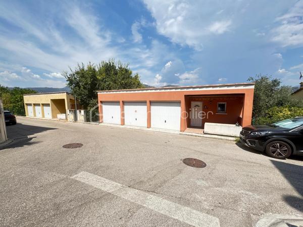 Au calme dans le lotissement résidentiel du Collet, particulièrement soigné et très bien entretenu, découvrez cette villa implantée sur un terrain de 279 m², offrant plus de 106 m² d’espaces intérieurs 
La villa est immédiatement habitable et a bénéficié de plusieurs améliorations récentes : sols refaits, peintures reprises et installation de deux climatisations réversibles, utilisées également pour le chauffage.

Son environnement résidentiel permet de profiter du calme tout en restant particulièrement bien connecté, avec un accès rapide à l’autoroute A8, aussi bien en direction de Nice que de Monaco.

Le véritable cœur de la villa est sa superbe pièce de vie avec cuisine équipée ouverte de plus de 45 m². Spacieuse et conviviale, elle s’ouvre directement sur environ 34 m² de terrasses, offrant une très belle vue dégagée sur les collines environnantes et prolongeant naturellement les espaces de vie vers l’extérieur. Un WC complète ce niveau.
L’espace nuit accueille 3 chambres avec placards, une salle de bains, une salle d’eau ainsi qu’un second WC indépendant. Une grande buanderie de 10,65 m², particulièrement pratique au quotidien, apporte un véritable espace supplémentaire de rangement.


Côté stationnement, autre atout majeur : un garage triple de 36,70 m², permettant d’accueillir jusqu’à trois véhicules.

Les points forts:
-Villa individuelle non mitoyenne
-Terrain de 279 m²
-Plus de 106 m² d’espaces intérieurs.
-96 m² mesurés
-Pièce de vie avec cuisine ouverte de 45 m²
-Environ 34 m² de terrasses
-Vue très dégagée sur les collines
-3 chambres
-Salle de bains + salle d’eau
-2 WC indépendants
-Buanderie de 10,65 m²
-Garage triple de 36,70 m²
-2 climatisations réversibles
-Double vitrage
-DPE C – GES A

Accès rapide à l’A8 – Nice / Monaco

Taxe foncière : environ 2 194 € / an