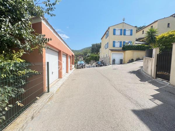 Au calme dans le lotissement résidentiel du Collet, particulièrement soigné et très bien entretenu, découvrez cette villa implantée sur un terrain de 279 m², offrant plus de 106 m² d’espaces intérieurs 
La villa est immédiatement habitable et a bénéficié de plusieurs améliorations récentes : sols refaits, peintures reprises et installation de deux climatisations réversibles, utilisées également pour le chauffage.

Son environnement résidentiel permet de profiter du calme tout en restant particulièrement bien connecté, avec un accès rapide à l’autoroute A8, aussi bien en direction de Nice que de Monaco.

Le véritable cœur de la villa est sa superbe pièce de vie avec cuisine équipée ouverte de plus de 45 m². Spacieuse et conviviale, elle s’ouvre directement sur environ 34 m² de terrasses, offrant une très belle vue dégagée sur les collines environnantes et prolongeant naturellement les espaces de vie vers l’extérieur. Un WC complète ce niveau.
L’espace nuit accueille 3 chambres avec placards, une salle de bains, une salle d’eau ainsi qu’un second WC indépendant. Une grande buanderie de 10,65 m², particulièrement pratique au quotidien, apporte un véritable espace supplémentaire de rangement.


Côté stationnement, autre atout majeur : un garage triple de 36,70 m², permettant d’accueillir jusqu’à trois véhicules.

Les points forts:
-Villa individuelle non mitoyenne
-Terrain de 279 m²
-Plus de 106 m² d’espaces intérieurs.
-96 m² mesurés
-Pièce de vie avec cuisine ouverte de 45 m²
-Environ 34 m² de terrasses
-Vue très dégagée sur les collines
-3 chambres
-Salle de bains + salle d’eau
-2 WC indépendants
-Buanderie de 10,65 m²
-Garage triple de 36,70 m²
-2 climatisations réversibles
-Double vitrage
-DPE C – GES A

Accès rapide à l’A8 – Nice / Monaco

Taxe foncière : environ 2 194 € / an