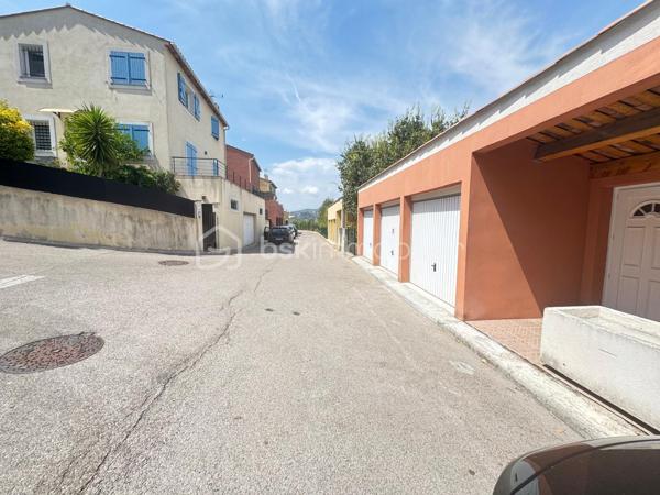 Au calme dans le lotissement résidentiel du Collet, particulièrement soigné et très bien entretenu, découvrez cette villa implantée sur un terrain de 279 m², offrant plus de 106 m² d’espaces intérieurs 
La villa est immédiatement habitable et a bénéficié de plusieurs améliorations récentes : sols refaits, peintures reprises et installation de deux climatisations réversibles, utilisées également pour le chauffage.

Son environnement résidentiel permet de profiter du calme tout en restant particulièrement bien connecté, avec un accès rapide à l’autoroute A8, aussi bien en direction de Nice que de Monaco.

Le véritable cœur de la villa est sa superbe pièce de vie avec cuisine équipée ouverte de plus de 45 m². Spacieuse et conviviale, elle s’ouvre directement sur environ 34 m² de terrasses, offrant une très belle vue dégagée sur les collines environnantes et prolongeant naturellement les espaces de vie vers l’extérieur. Un WC complète ce niveau.
L’espace nuit accueille 3 chambres avec placards, une salle de bains, une salle d’eau ainsi qu’un second WC indépendant. Une grande buanderie de 10,65 m², particulièrement pratique au quotidien, apporte un véritable espace supplémentaire de rangement.


Côté stationnement, autre atout majeur : un garage triple de 36,70 m², permettant d’accueillir jusqu’à trois véhicules.

Les points forts:
-Villa individuelle non mitoyenne
-Terrain de 279 m²
-Plus de 106 m² d’espaces intérieurs.
-96 m² mesurés
-Pièce de vie avec cuisine ouverte de 45 m²
-Environ 34 m² de terrasses
-Vue très dégagée sur les collines
-3 chambres
-Salle de bains + salle d’eau
-2 WC indépendants
-Buanderie de 10,65 m²
-Garage triple de 36,70 m²
-2 climatisations réversibles
-Double vitrage
-DPE C – GES A

Accès rapide à l’A8 – Nice / Monaco

Taxe foncière : environ 2 194 € / an