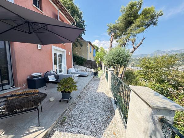 Au calme dans le lotissement résidentiel du Collet, particulièrement soigné et très bien entretenu, découvrez cette villa implantée sur un terrain de 279 m², offrant plus de 106 m² d’espaces intérieurs 
La villa est immédiatement habitable et a bénéficié de plusieurs améliorations récentes : sols refaits, peintures reprises et installation de deux climatisations réversibles, utilisées également pour le chauffage.

Son environnement résidentiel permet de profiter du calme tout en restant particulièrement bien connecté, avec un accès rapide à l’autoroute A8, aussi bien en direction de Nice que de Monaco.

Le véritable cœur de la villa est sa superbe pièce de vie avec cuisine équipée ouverte de plus de 45 m². Spacieuse et conviviale, elle s’ouvre directement sur environ 34 m² de terrasses, offrant une très belle vue dégagée sur les collines environnantes et prolongeant naturellement les espaces de vie vers l’extérieur. Un WC complète ce niveau.
L’espace nuit accueille 3 chambres avec placards, une salle de bains, une salle d’eau ainsi qu’un second WC indépendant. Une grande buanderie de 10,65 m², particulièrement pratique au quotidien, apporte un véritable espace supplémentaire de rangement.


Côté stationnement, autre atout majeur : un garage triple de 36,70 m², permettant d’accueillir jusqu’à trois véhicules.

Les points forts:
-Villa individuelle non mitoyenne
-Terrain de 279 m²
-Plus de 106 m² d’espaces intérieurs.
-96 m² mesurés
-Pièce de vie avec cuisine ouverte de 45 m²
-Environ 34 m² de terrasses
-Vue très dégagée sur les collines
-3 chambres
-Salle de bains + salle d’eau
-2 WC indépendants
-Buanderie de 10,65 m²
-Garage triple de 36,70 m²
-2 climatisations réversibles
-Double vitrage
-DPE C – GES A

Accès rapide à l’A8 – Nice / Monaco

Taxe foncière : environ 2 194 € / an