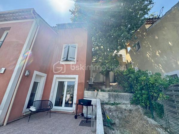 Au calme dans le lotissement résidentiel du Collet, particulièrement soigné et très bien entretenu, découvrez cette villa implantée sur un terrain de 279 m², offrant plus de 106 m² d’espaces intérieurs 
La villa est immédiatement habitable et a bénéficié de plusieurs améliorations récentes : sols refaits, peintures reprises et installation de deux climatisations réversibles, utilisées également pour le chauffage.

Son environnement résidentiel permet de profiter du calme tout en restant particulièrement bien connecté, avec un accès rapide à l’autoroute A8, aussi bien en direction de Nice que de Monaco.

Le véritable cœur de la villa est sa superbe pièce de vie avec cuisine équipée ouverte de plus de 45 m². Spacieuse et conviviale, elle s’ouvre directement sur environ 34 m² de terrasses, offrant une très belle vue dégagée sur les collines environnantes et prolongeant naturellement les espaces de vie vers l’extérieur. Un WC complète ce niveau.
L’espace nuit accueille 3 chambres avec placards, une salle de bains, une salle d’eau ainsi qu’un second WC indépendant. Une grande buanderie de 10,65 m², particulièrement pratique au quotidien, apporte un véritable espace supplémentaire de rangement.


Côté stationnement, autre atout majeur : un garage triple de 36,70 m², permettant d’accueillir jusqu’à trois véhicules.

Les points forts:
-Villa individuelle non mitoyenne
-Terrain de 279 m²
-Plus de 106 m² d’espaces intérieurs.
-96 m² mesurés
-Pièce de vie avec cuisine ouverte de 45 m²
-Environ 34 m² de terrasses
-Vue très dégagée sur les collines
-3 chambres
-Salle de bains + salle d’eau
-2 WC indépendants
-Buanderie de 10,65 m²
-Garage triple de 36,70 m²
-2 climatisations réversibles
-Double vitrage
-DPE C – GES A

Accès rapide à l’A8 – Nice / Monaco

Taxe foncière : environ 2 194 € / an