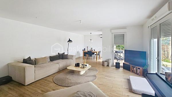 Au calme dans le lotissement résidentiel du Collet, particulièrement soigné et très bien entretenu, découvrez cette villa implantée sur un terrain de 279 m², offrant plus de 106 m² d’espaces intérieurs 
La villa est immédiatement habitable et a bénéficié de plusieurs améliorations récentes : sols refaits, peintures reprises et installation de deux climatisations réversibles, utilisées également pour le chauffage.

Son environnement résidentiel permet de profiter du calme tout en restant particulièrement bien connecté, avec un accès rapide à l’autoroute A8, aussi bien en direction de Nice que de Monaco.

Le véritable cœur de la villa est sa superbe pièce de vie avec cuisine équipée ouverte de plus de 45 m². Spacieuse et conviviale, elle s’ouvre directement sur environ 34 m² de terrasses, offrant une très belle vue dégagée sur les collines environnantes et prolongeant naturellement les espaces de vie vers l’extérieur. Un WC complète ce niveau.
L’espace nuit accueille 3 chambres avec placards, une salle de bains, une salle d’eau ainsi qu’un second WC indépendant. Une grande buanderie de 10,65 m², particulièrement pratique au quotidien, apporte un véritable espace supplémentaire de rangement.


Côté stationnement, autre atout majeur : un garage triple de 36,70 m², permettant d’accueillir jusqu’à trois véhicules.

Les points forts:
-Villa individuelle non mitoyenne
-Terrain de 279 m²
-Plus de 106 m² d’espaces intérieurs.
-96 m² mesurés
-Pièce de vie avec cuisine ouverte de 45 m²
-Environ 34 m² de terrasses
-Vue très dégagée sur les collines
-3 chambres
-Salle de bains + salle d’eau
-2 WC indépendants
-Buanderie de 10,65 m²
-Garage triple de 36,70 m²
-2 climatisations réversibles
-Double vitrage
-DPE C – GES A

Accès rapide à l’A8 – Nice / Monaco

Taxe foncière : environ 2 194 € / an