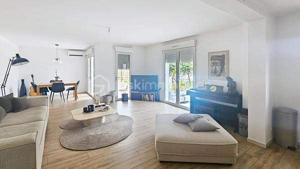 Au calme dans le lotissement résidentiel du Collet, particulièrement soigné et très bien entretenu, découvrez cette villa implantée sur un terrain de 279 m², offrant plus de 106 m² d’espaces intérieurs 
La villa est immédiatement habitable et a bénéficié de plusieurs améliorations récentes : sols refaits, peintures reprises et installation de deux climatisations réversibles, utilisées également pour le chauffage.

Son environnement résidentiel permet de profiter du calme tout en restant particulièrement bien connecté, avec un accès rapide à l’autoroute A8, aussi bien en direction de Nice que de Monaco.

Le véritable cœur de la villa est sa superbe pièce de vie avec cuisine équipée ouverte de plus de 45 m². Spacieuse et conviviale, elle s’ouvre directement sur environ 34 m² de terrasses, offrant une très belle vue dégagée sur les collines environnantes et prolongeant naturellement les espaces de vie vers l’extérieur. Un WC complète ce niveau.
L’espace nuit accueille 3 chambres avec placards, une salle de bains, une salle d’eau ainsi qu’un second WC indépendant. Une grande buanderie de 10,65 m², particulièrement pratique au quotidien, apporte un véritable espace supplémentaire de rangement.


Côté stationnement, autre atout majeur : un garage triple de 36,70 m², permettant d’accueillir jusqu’à trois véhicules.

Les points forts:
-Villa individuelle non mitoyenne
-Terrain de 279 m²
-Plus de 106 m² d’espaces intérieurs.
-96 m² mesurés
-Pièce de vie avec cuisine ouverte de 45 m²
-Environ 34 m² de terrasses
-Vue très dégagée sur les collines
-3 chambres
-Salle de bains + salle d’eau
-2 WC indépendants
-Buanderie de 10,65 m²
-Garage triple de 36,70 m²
-2 climatisations réversibles
-Double vitrage
-DPE C – GES A

Accès rapide à l’A8 – Nice / Monaco

Taxe foncière : environ 2 194 € / an