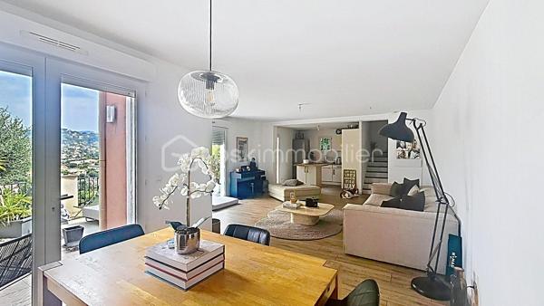 Au calme dans le lotissement résidentiel du Collet, particulièrement soigné et très bien entretenu, découvrez cette villa implantée sur un terrain de 279 m², offrant plus de 106 m² d’espaces intérieurs 
La villa est immédiatement habitable et a bénéficié de plusieurs améliorations récentes : sols refaits, peintures reprises et installation de deux climatisations réversibles, utilisées également pour le chauffage.

Son environnement résidentiel permet de profiter du calme tout en restant particulièrement bien connecté, avec un accès rapide à l’autoroute A8, aussi bien en direction de Nice que de Monaco.

Le véritable cœur de la villa est sa superbe pièce de vie avec cuisine équipée ouverte de plus de 45 m². Spacieuse et conviviale, elle s’ouvre directement sur environ 34 m² de terrasses, offrant une très belle vue dégagée sur les collines environnantes et prolongeant naturellement les espaces de vie vers l’extérieur. Un WC complète ce niveau.
L’espace nuit accueille 3 chambres avec placards, une salle de bains, une salle d’eau ainsi qu’un second WC indépendant. Une grande buanderie de 10,65 m², particulièrement pratique au quotidien, apporte un véritable espace supplémentaire de rangement.


Côté stationnement, autre atout majeur : un garage triple de 36,70 m², permettant d’accueillir jusqu’à trois véhicules.

Les points forts:
-Villa individuelle non mitoyenne
-Terrain de 279 m²
-Plus de 106 m² d’espaces intérieurs.
-96 m² mesurés
-Pièce de vie avec cuisine ouverte de 45 m²
-Environ 34 m² de terrasses
-Vue très dégagée sur les collines
-3 chambres
-Salle de bains + salle d’eau
-2 WC indépendants
-Buanderie de 10,65 m²
-Garage triple de 36,70 m²
-2 climatisations réversibles
-Double vitrage
-DPE C – GES A

Accès rapide à l’A8 – Nice / Monaco

Taxe foncière : environ 2 194 € / an
