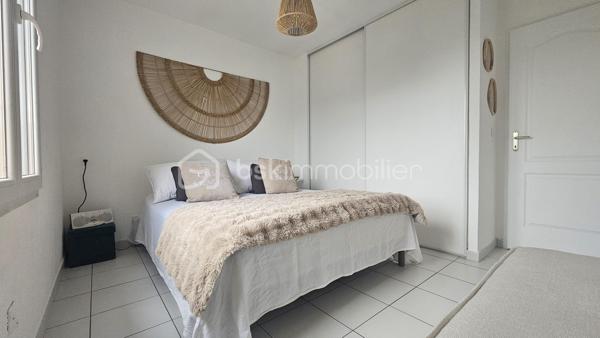 Au calme dans le lotissement résidentiel du Collet, particulièrement soigné et très bien entretenu, découvrez cette villa implantée sur un terrain de 279 m², offrant plus de 106 m² d’espaces intérieurs 
La villa est immédiatement habitable et a bénéficié de plusieurs améliorations récentes : sols refaits, peintures reprises et installation de deux climatisations réversibles, utilisées également pour le chauffage.

Son environnement résidentiel permet de profiter du calme tout en restant particulièrement bien connecté, avec un accès rapide à l’autoroute A8, aussi bien en direction de Nice que de Monaco.

Le véritable cœur de la villa est sa superbe pièce de vie avec cuisine équipée ouverte de plus de 45 m². Spacieuse et conviviale, elle s’ouvre directement sur environ 34 m² de terrasses, offrant une très belle vue dégagée sur les collines environnantes et prolongeant naturellement les espaces de vie vers l’extérieur. Un WC complète ce niveau.
L’espace nuit accueille 3 chambres avec placards, une salle de bains, une salle d’eau ainsi qu’un second WC indépendant. Une grande buanderie de 10,65 m², particulièrement pratique au quotidien, apporte un véritable espace supplémentaire de rangement.


Côté stationnement, autre atout majeur : un garage triple de 36,70 m², permettant d’accueillir jusqu’à trois véhicules.

Les points forts:
-Villa individuelle non mitoyenne
-Terrain de 279 m²
-Plus de 106 m² d’espaces intérieurs.
-96 m² mesurés
-Pièce de vie avec cuisine ouverte de 45 m²
-Environ 34 m² de terrasses
-Vue très dégagée sur les collines
-3 chambres
-Salle de bains + salle d’eau
-2 WC indépendants
-Buanderie de 10,65 m²
-Garage triple de 36,70 m²
-2 climatisations réversibles
-Double vitrage
-DPE C – GES A

Accès rapide à l’A8 – Nice / Monaco

Taxe foncière : environ 2 194 € / an