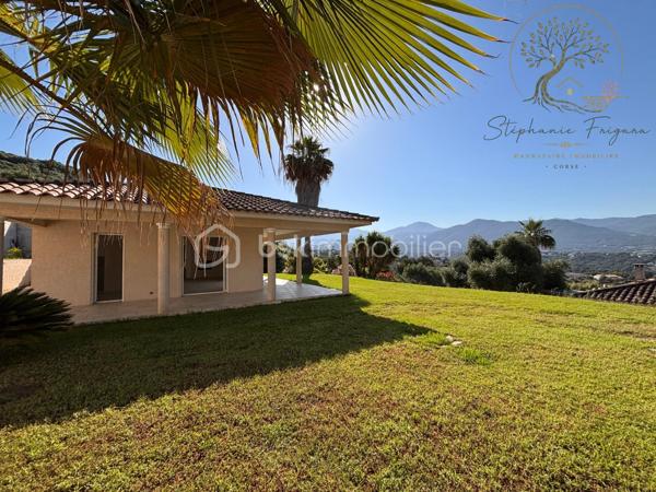 J'ai le plaisir de vous présenter cette villa entièrement de plain pieds, nichée au coeur de Bastelicaccia sur un terrain arboré d'une superficie de 1400 m², hors lotissement.
Avec ses multiples ouvertures offrant un accès aux terrasses couvertes ainsi qu'au jardin plat orienté sud, cette mini villa est baignée de lumière, été comme hiver.
Elle offre une très agréable vue dégagée sur la vallée du Prunelli.
Elle est composée comme suit:
Un salon séjour cheminée, une cuisine ouverte avec cellier attenant, deux chambres, une salle de bain / wc (un second visiteur )

Ce bien offre un cadre de vie pratique et agréable grâce à sa maison fonctionnelle et son terrain plat.
La configuration des lieux permet une possibilité d'agrandissement ainsi que la création d'une piscine.
Reliée au tout à l'égout.

A 5 minutes de l'école et de toutes les commodités, 15 minutes d'Ajaccio et 10 minutes de Porticcio.
