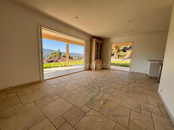 J'ai le plaisir de vous présenter cette villa entièrement de plain pieds, nichée au coeur de Bastelicaccia sur un terrain arboré d'une superficie de 1400 m², hors lotissement.
Avec ses multiples ouvertures offrant un accès aux terrasses couvertes ainsi qu'au jardin plat orienté sud, cette mini villa est baignée de lumière, été comme hiver.
Elle offre une très agréable vue dégagée sur la vallée du Prunelli.
Elle est composée comme suit:
Un salon séjour cheminée, une cuisine ouverte avec cellier attenant, deux chambres, une salle de bain / wc (un second visiteur )

Ce bien offre un cadre de vie pratique et agréable grâce à sa maison fonctionnelle et son terrain plat.
La configuration des lieux permet une possibilité d'agrandissement ainsi que la création d'une piscine.
Reliée au tout à l'égout.

A 5 minutes de l'école et de toutes les commodités, 15 minutes d'Ajaccio et 10 minutes de Porticcio.