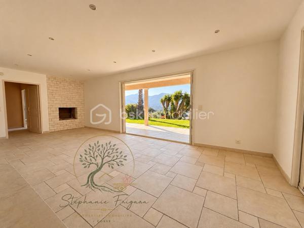 J'ai le plaisir de vous présenter cette villa entièrement de plain pieds, nichée au coeur de Bastelicaccia sur un terrain arboré d'une superficie de 1400 m², hors lotissement.
Avec ses multiples ouvertures offrant un accès aux terrasses couvertes ainsi qu'au jardin plat orienté sud, cette mini villa est baignée de lumière, été comme hiver.
Elle offre une très agréable vue dégagée sur la vallée du Prunelli.
Elle est composée comme suit:
Un salon séjour cheminée, une cuisine ouverte avec cellier attenant, deux chambres, une salle de bain / wc (un second visiteur )

Ce bien offre un cadre de vie pratique et agréable grâce à sa maison fonctionnelle et son terrain plat.
La configuration des lieux permet une possibilité d'agrandissement ainsi que la création d'une piscine.
Reliée au tout à l'égout.

A 5 minutes de l'école et de toutes les commodités, 15 minutes d'Ajaccio et 10 minutes de Porticcio.