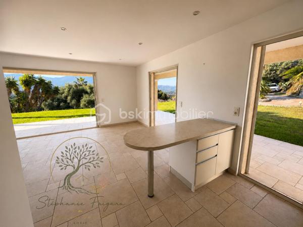 J'ai le plaisir de vous présenter cette villa entièrement de plain pieds, nichée au coeur de Bastelicaccia sur un terrain arboré d'une superficie de 1400 m², hors lotissement.
Avec ses multiples ouvertures offrant un accès aux terrasses couvertes ainsi qu'au jardin plat orienté sud, cette mini villa est baignée de lumière, été comme hiver.
Elle offre une très agréable vue dégagée sur la vallée du Prunelli.
Elle est composée comme suit:
Un salon séjour cheminée, une cuisine ouverte avec cellier attenant, deux chambres, une salle de bain / wc (un second visiteur )

Ce bien offre un cadre de vie pratique et agréable grâce à sa maison fonctionnelle et son terrain plat.
La configuration des lieux permet une possibilité d'agrandissement ainsi que la création d'une piscine.
Reliée au tout à l'égout.

A 5 minutes de l'école et de toutes les commodités, 15 minutes d'Ajaccio et 10 minutes de Porticcio.