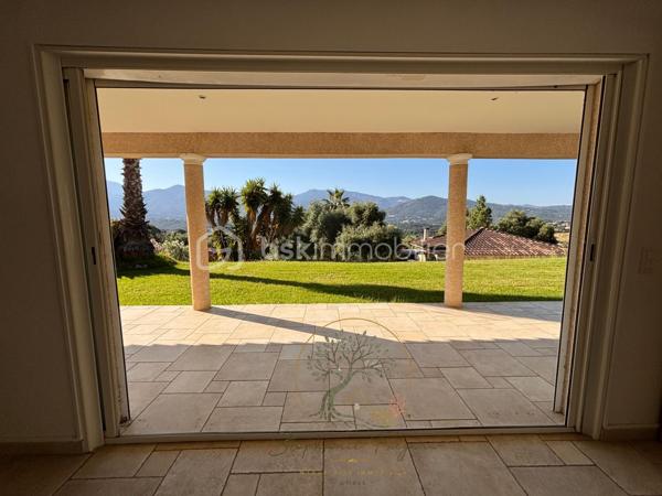 J'ai le plaisir de vous présenter cette villa entièrement de plain pieds, nichée au coeur de Bastelicaccia sur un terrain arboré d'une superficie de 1400 m², hors lotissement.
Avec ses multiples ouvertures offrant un accès aux terrasses couvertes ainsi qu'au jardin plat orienté sud, cette mini villa est baignée de lumière, été comme hiver.
Elle offre une très agréable vue dégagée sur la vallée du Prunelli.
Elle est composée comme suit:
Un salon séjour cheminée, une cuisine ouverte avec cellier attenant, deux chambres, une salle de bain / wc (un second visiteur )

Ce bien offre un cadre de vie pratique et agréable grâce à sa maison fonctionnelle et son terrain plat.
La configuration des lieux permet une possibilité d'agrandissement ainsi que la création d'une piscine.
Reliée au tout à l'égout.

A 5 minutes de l'école et de toutes les commodités, 15 minutes d'Ajaccio et 10 minutes de Porticcio.