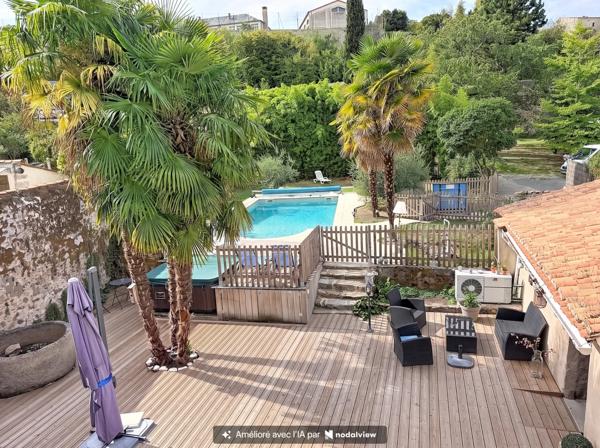 Maison à vendre 10 pièces PARTHENAY (79) - 306 m² - 6 ch - terrain 1496 m² - piscine