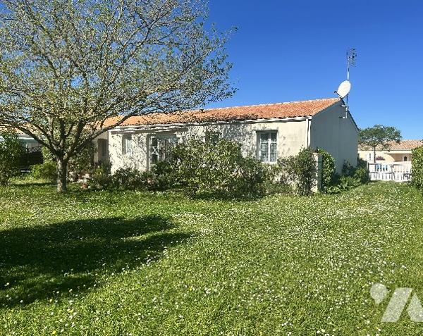 En centre-ville à proximité des commerces, maison récente de plain-pied avec garage et jardin clos.