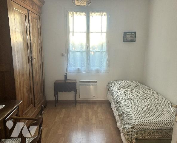 En centre-ville à proximité des commerces, maison récente de plain-pied avec garage et jardin clos.